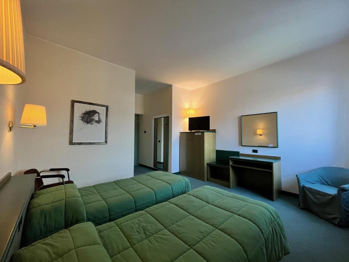 בינאסקו Hotel La Goletta מראה חיצוני תמונה