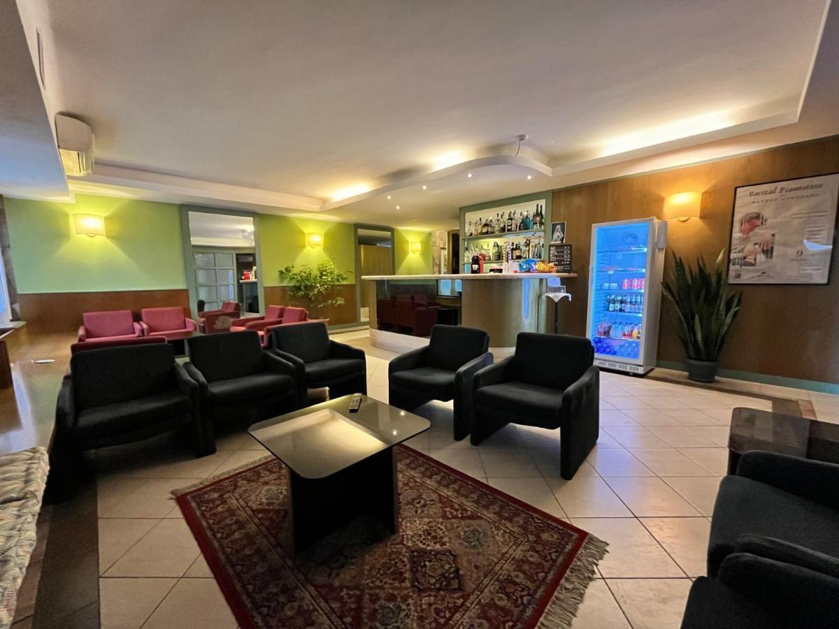 בינאסקו Hotel La Goletta מראה חיצוני תמונה